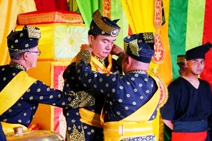 Menko Yusril Ihza Mahendra Dianugerahi Gelar Adat Melayu Dato Seri Indra Narawangsa di Daik Lingga