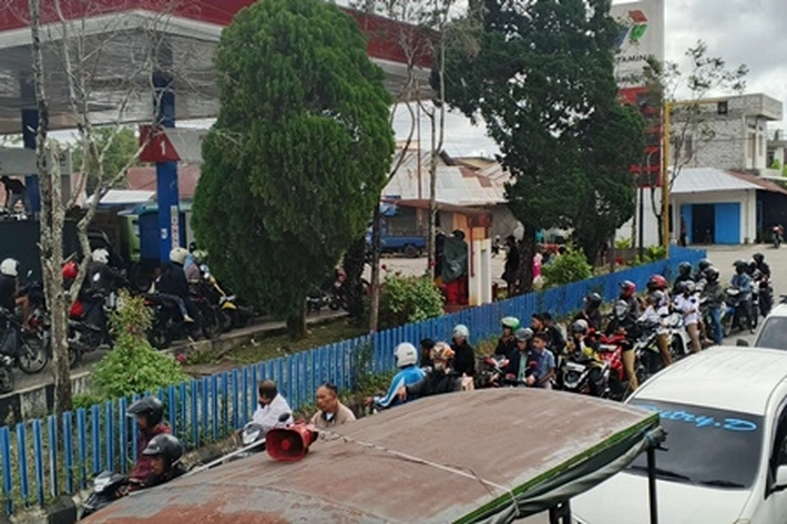 Masyarakat Keluhkan Antrean Panjang Disejumlah SPBU di Pekanbaru