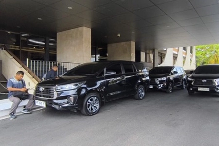 Tujuh Mobil KPK Terparkir di Lobi Kantor Gubernur Riau untuk Lanjutkan Penggeledahan Pasca OTT Abdul Wahid