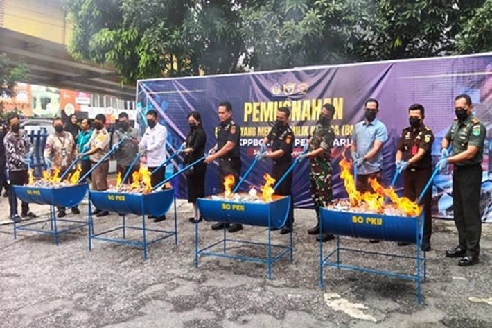 Bea Cukai Musnahkan Barang Ilegal dari Rokok Hingga Pakaian Bekas