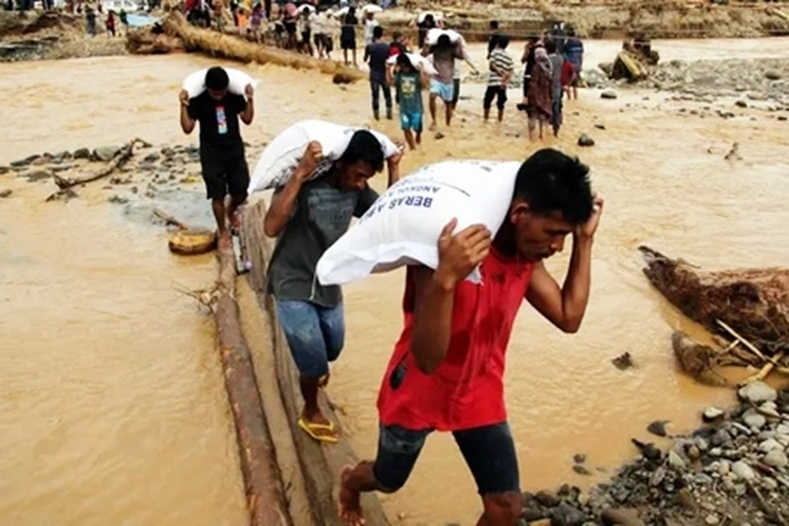 Bupati Masinton Pasaribu Informasikan Warga Meninggal Saat Rebutan Beras Bantuan Banjir di Gudang Bulog