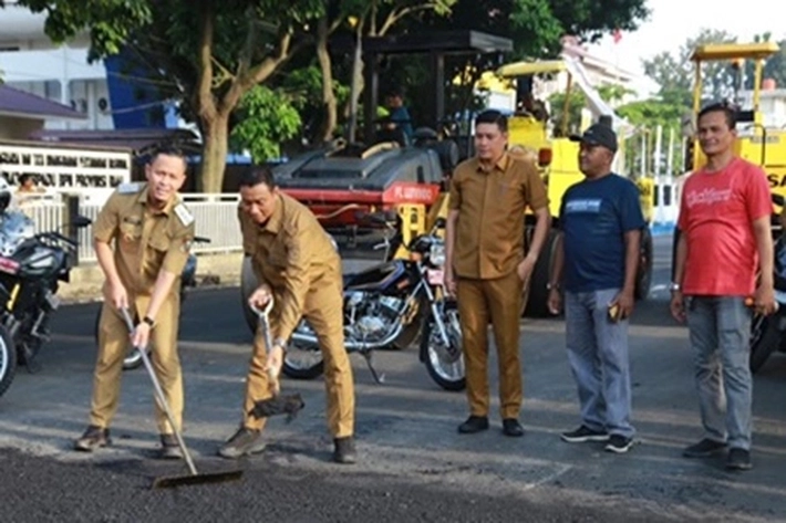 Wako dan Wawako Kompak Tinjau Perbaikan Jalan di Pekanbaru yang Ditargetkan Rampung Akhir Tahun