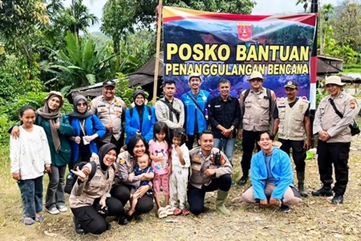 UIR Kirim Relawan Trauma Healing untuk Bantu Pulihkan Wilayah Banjir di Sumatera Barat
