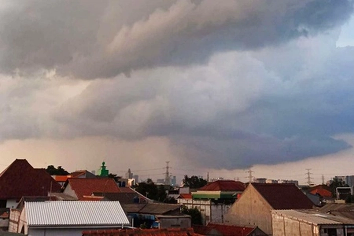 Plt Gubernur Riau Keluarkan Peringatan Dini untuk Kabupaten/Kota Soal Cuaca Ekstrem Sepanjang Bulan Desember