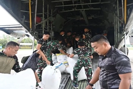 TNI AU Salurkan 38 Ribu Ton Bantuan dari Lanud Rsn ke Aceh, Sumut, dan Sumbar