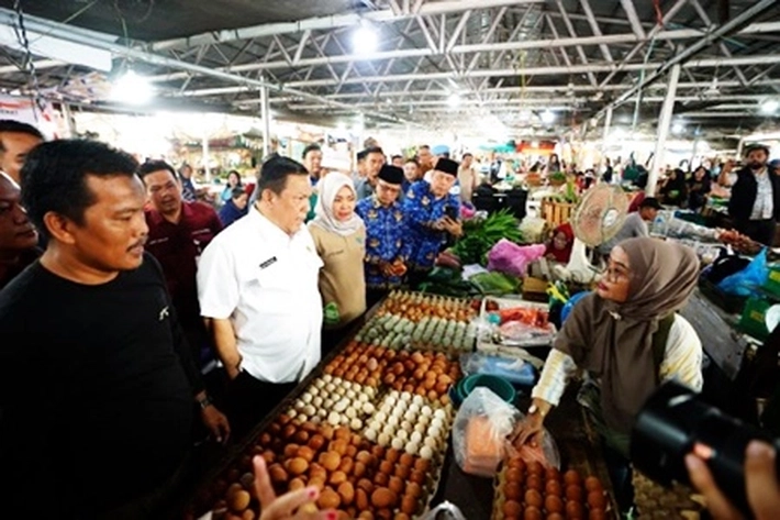  Jelang Nataru 2026 Plt Gubri Tinjau Pasar Tradisional yang Terlihat Stok Bahan Pokok Aman