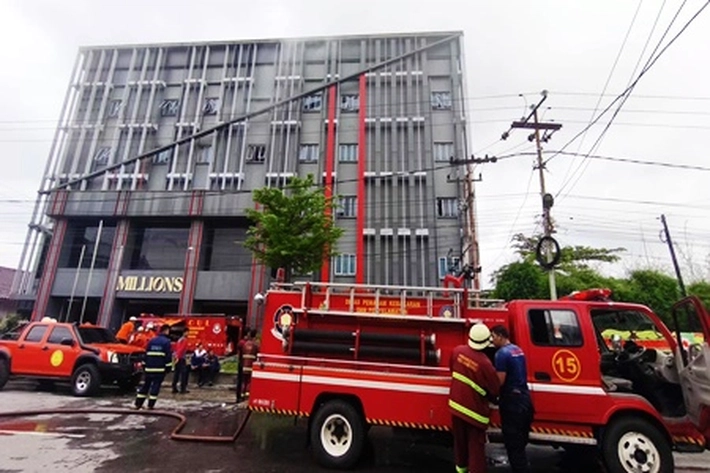 Kebakaran Hotel New Hollywood Tewaskan Satu Orang dan Belasan Korban Dirawat