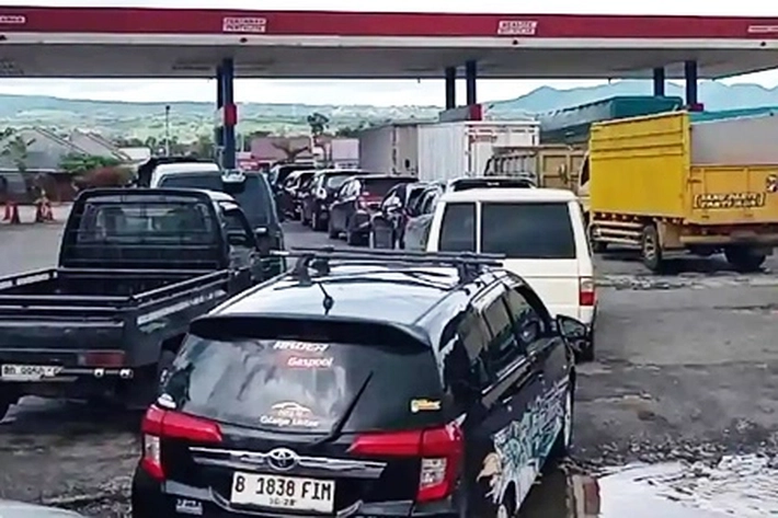 Antrean Panjang di SPBU Seakan jadi 'Rebutan' Solar Subsidi Jelang Nataru