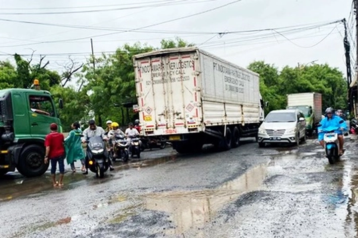Hujan Terus Mengguyur Pekanbaru Buat Jalan yang Baru Diperbaiki Kembali Rusak