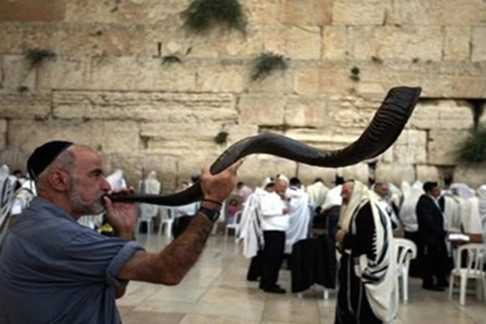 Meniup Terompet Tahun Baru Masehi Bukan Sekadar Soal Bunyi, Tapi Sudah Memasuki Tradisi Yahudi