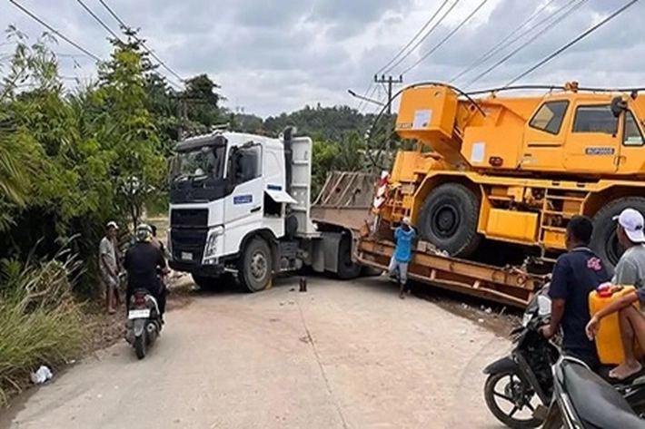 Truk Crane Gagal Nanjak Buat Akses ke Tenayan Raya Sempat jadi Macet