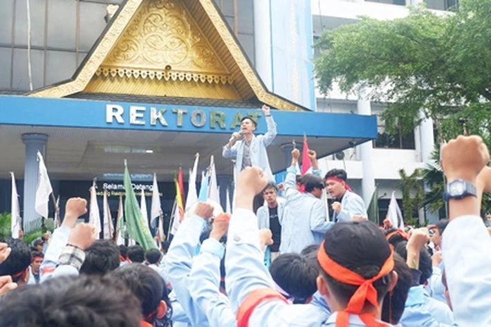 Mahasiswa Gelar Aksi Protes di Lingkungan Kampus UNRI