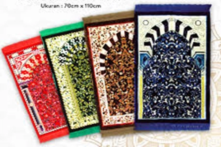 Pekerja Bangladesh Pinjamkan Sajadah ke Jamaah Diberi Penghargaan