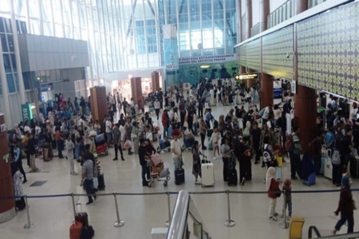 Arus Penumpang Bandara SSK II Padat pada Libur Isra Miraj