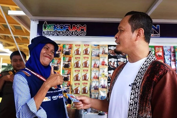 Walikota Agung Nugroho Serahkan Gerobak Jualan untuk UMKM di Kawasan Tuan Kadi