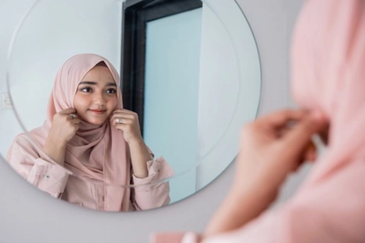 Membiarkan Sedikit Rambut Terlihat Saat Mengenakan Hijab dalam Islam Sama Saja Hukumnya Buka Aurat