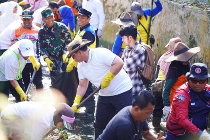 Pejabat Ramai-ramai Bersihkan Sampah Melalui Kegiatan Gotong royong