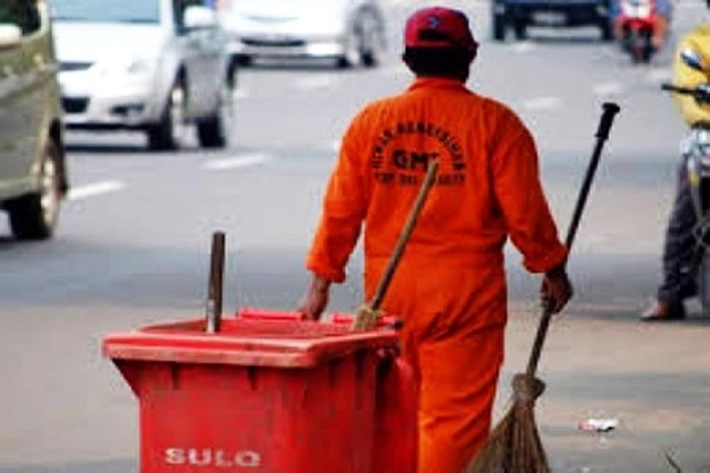 Petugas Kebersihan Sedih Bercampur Senyum Sumringah karena akan Peroleh THR 