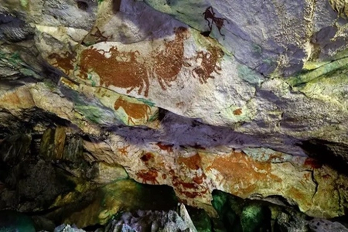 Gua di Gunung Gergaji Menyimpan Cap Tangan 'Serupa Cakar' Berusia 67.800 Tahun