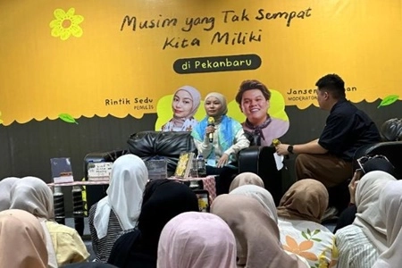 Penulis Populer Rintik Sedu Tur ke Pekanbaru Sajikan Buku Terbarunya