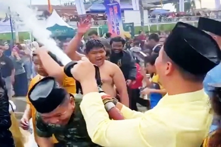 Tradisi Petang Belimau Dihadiri Walikota dan Plt Gubri, 'Tepian Sungai Siak Jadi Lautan Api'