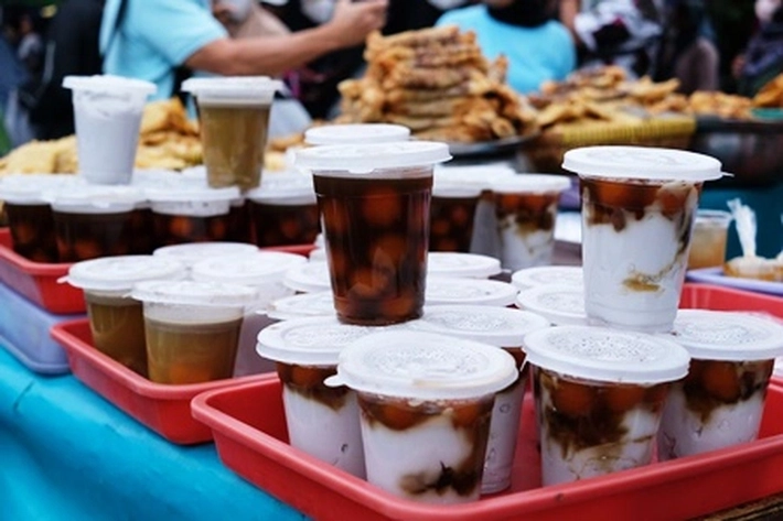 Senja Tiba,Takjil Bawa Pintu Menuju Percakapan, Tawa dan Kebersamaan