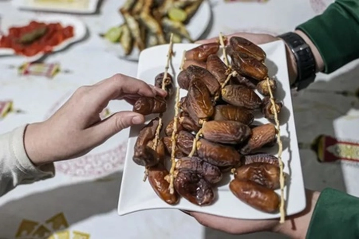 Jutaan Umat Islam Diseluruh Dunia Melakukan Hal Sama Buka Puasa dengan Kurma 