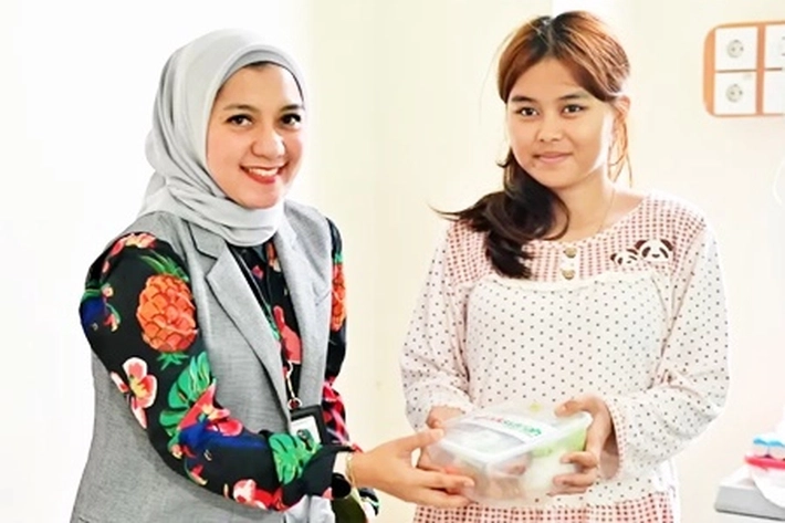 BRK Syariah Berbagi Takjil untuk Pasien Kelas III RSUD Arifin Achmad di Ramadhan