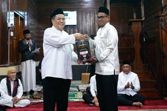 Plt Gubri Salurkan Bantuan dan Santunan Rp157 Juta Safari Ramadan di Rohul