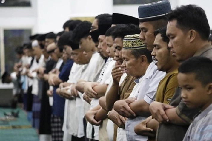 Imam Asal Yaman Pimpin Tarawih di Masjid Raya Senapelan Pekanbaru