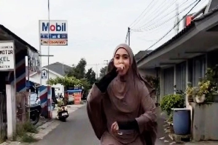 Bunga Kalola Kreator Konten Cari Makanan Buka Puasa Naik Sepeda