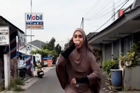 Bunga Kalola Kreator Konten Cari Makanan Buka Puasa Naik Sepeda