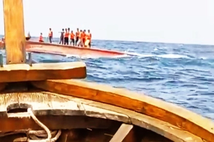 Kapal Motor Makmur Jaya Terbalik di Perairan Bintan karena Dihantam Gelombang Tinggi di Laut Kepri