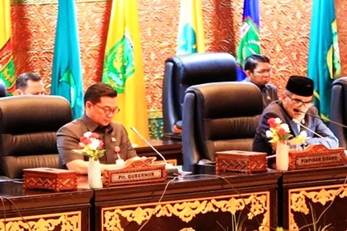 Sekdaprov Riau Terima Pandangan Umum dari Fraksi DPRD Soal LKPJ Kepala Daerah 2025