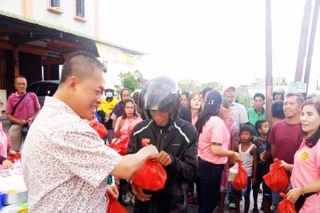 Perkumpulan Marga Yang Bagikan Ratusan Takjil Gratis untuk Pengendara