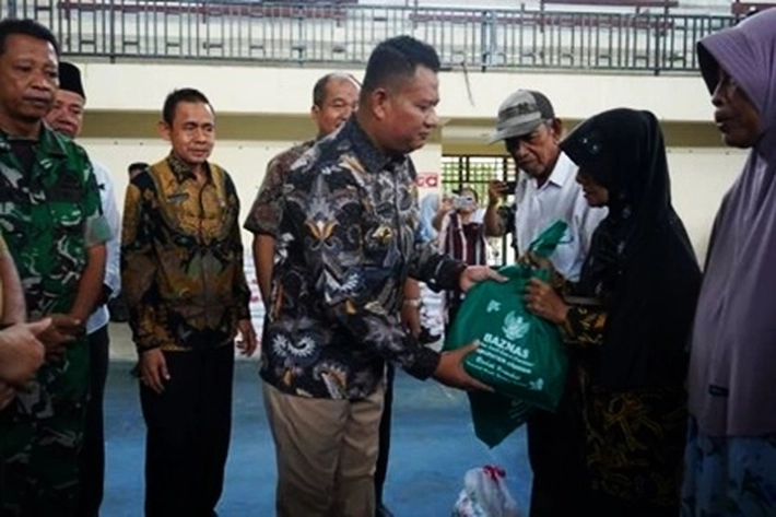 Bupati Taufik Zainal Abidin Hadiri Kegiatan Penyaluran Bantuan Pangan pada Ribuan Warga di Gedung Serba Guna