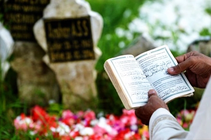 Setiap Jelang Idul Fitri, Pemandangan Ziarah Kubur Sering di Jumpai Diberbagai Daerah