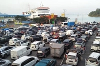 Kendaraan Pemudik Mulai Padati Pelabuhan Merak yang Kepadatanya Cukup Signifikan
