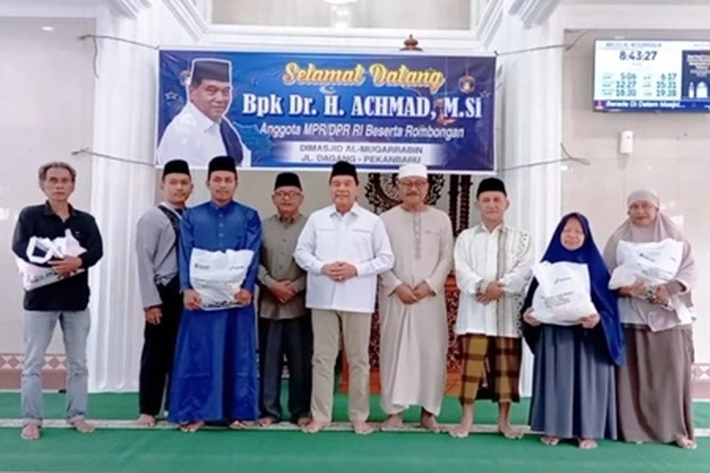 Anggota DPR RI, Dr Achmad Bagi Bantuan Sembako untuk Warga Pekanbaru