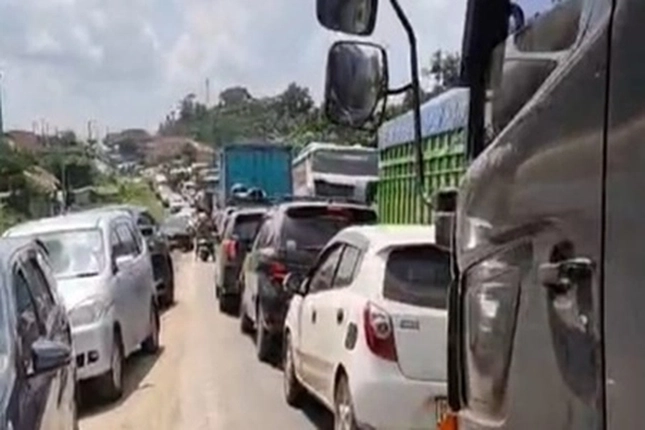 Pemudik dari Riau Putar Balik Setelah Lihat Penutupan Jalintim Jambi-Palembang yang Alami Macet Parah