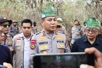 Kapolda Riau Bersama Rocky Gerung Tinjau Karhutla yang Sudah Membara Terbakar Hingga Ribuan Hektare 
