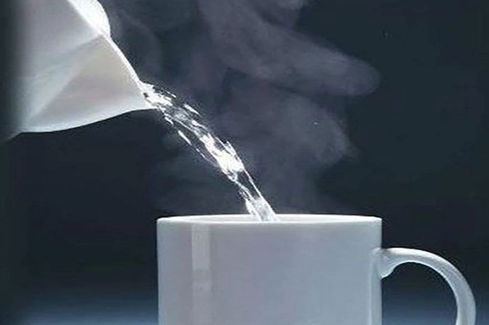 Apakah Minum Air Panas di Pagi Hari yang Sudah Tren Benar-benar Baik untuk Kesehatan?