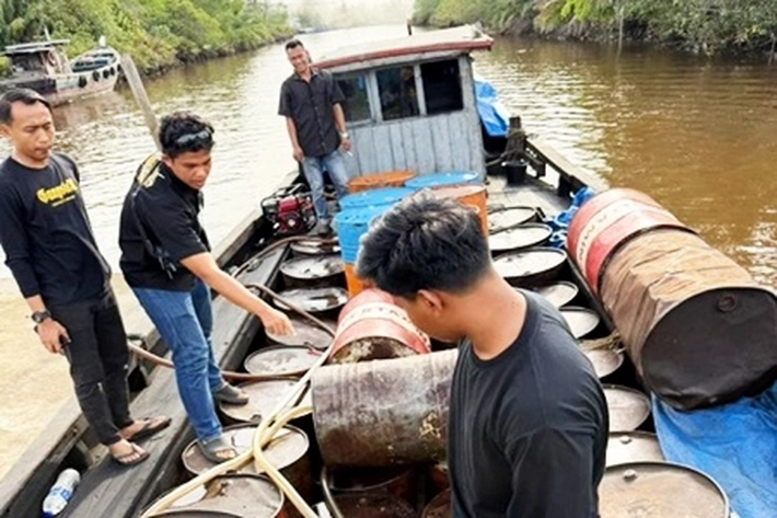 Polisi Bongkar Praktik Penyelewengan 10 Ribu Liter Solar Subsidi Ilegal di Dua Wilayah Riau