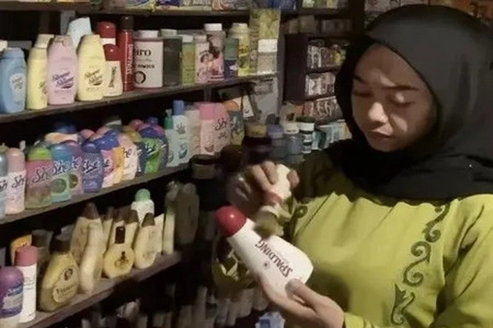  Di Sumbar Ada Warung Kelontong yang Mengoleksi Benda Zaman Dulu Berupa 'Kapsul Waktu'