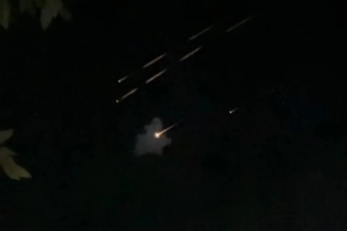 Benda Bercahaya Terang Melintas Cepat di Langit Natuna