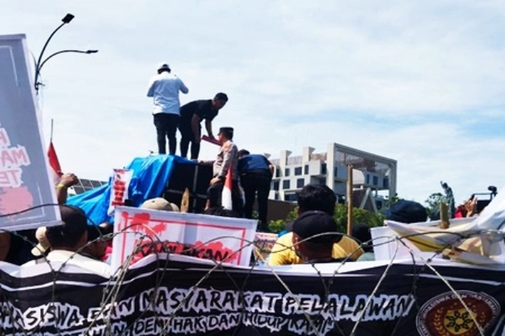 Warga TNTN Unjuk Rasa di Kantor Gubri karena Kebun Sawit Skala Besar tak Ikut Ditertibkan, 'Relokasi Juga Tanpa Solusi'