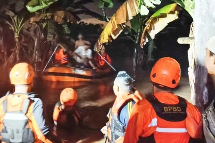 Basarnas Lakukan Operasi Penyelamatan Dramatis di Permukiman Rumbai Timur yang Terendam