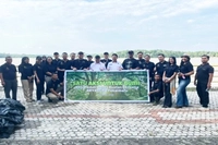 ARYADUTA Pekanbaru Peringati Hari Bumi Bersihkan Danau Buatan