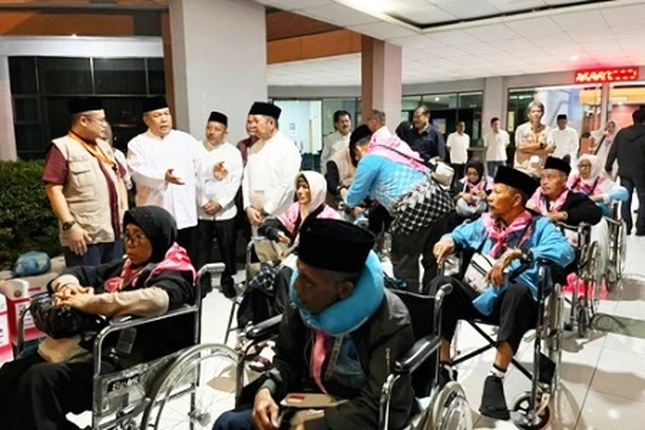 Plt Gubri Lepas Keberangkatan Jemaah Calon Haji Kloter 4 di Embarkasi Batam