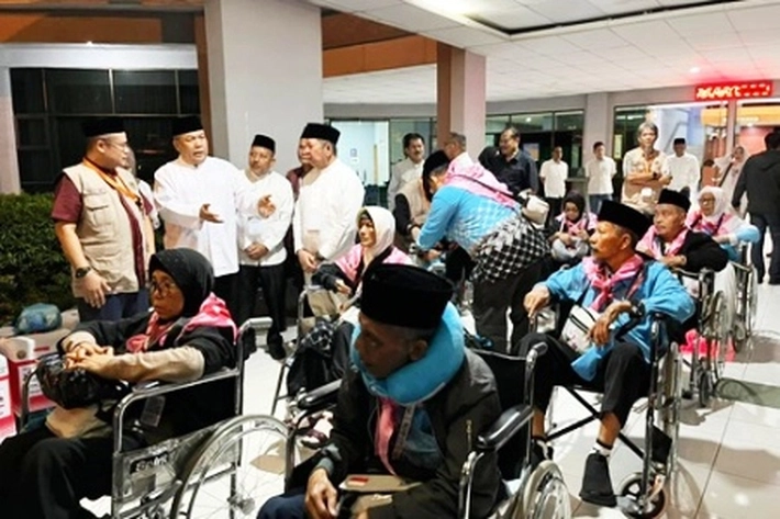 Plt Gubri Lepas Keberangkatan Jemaah Calon Haji Kloter 4 di Embarkasi Batam